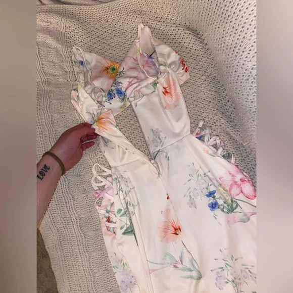 super cute floral dress with cutouts - Picture 6 of 9